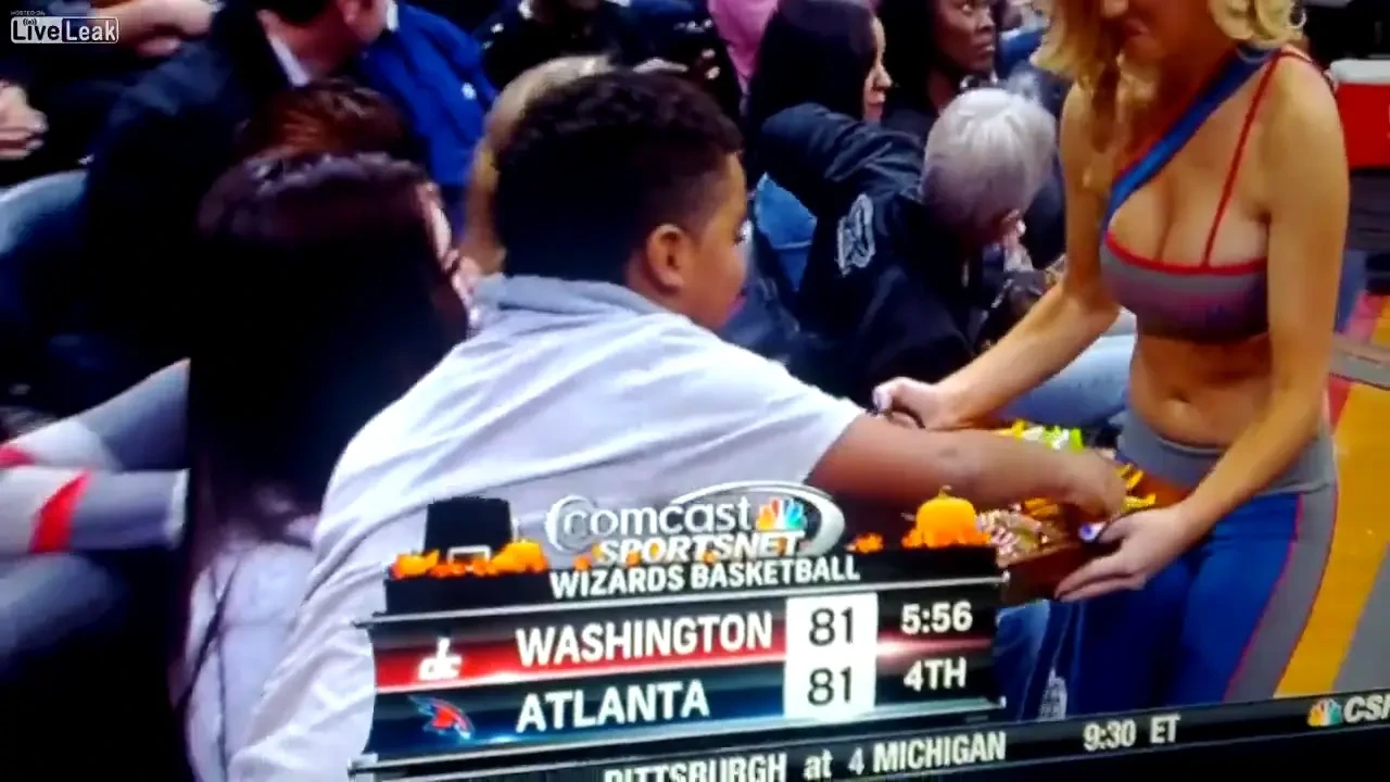 VIDEO GENIAL! Reactia de milioane a unui pusti cand ajunge fata in fata cu o majoreta din NBA!