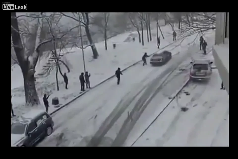 VIDEO Panta GROAZEI! Iarna incepe sa faca ravagii pe soselele din Rusia! Ce patesc soferii din cauza zapezii!