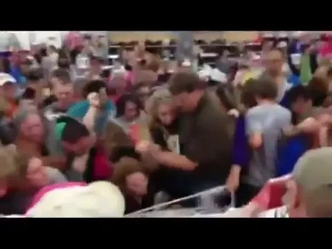 VIDEO Reducerile de Black Friday le-au luat mintile! Bataie INCREDIBILA pentru iPhone 5! Oamenii astia nu sunt normali la cap!