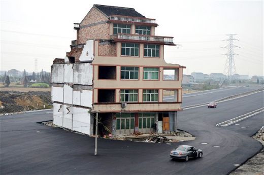 FOTO Imaginea zilei! Chinezii nu stau la discutii! Cum arata prima autostrada cu o CASA in mijlocul ei!_1