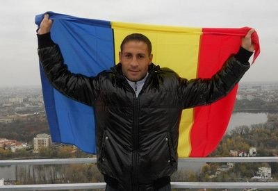 Bombardierul Simion a ramas neinvins! A castigat prin TKO in runda a 4-a dupa ce Sermona s-a accidentat! VIDEO