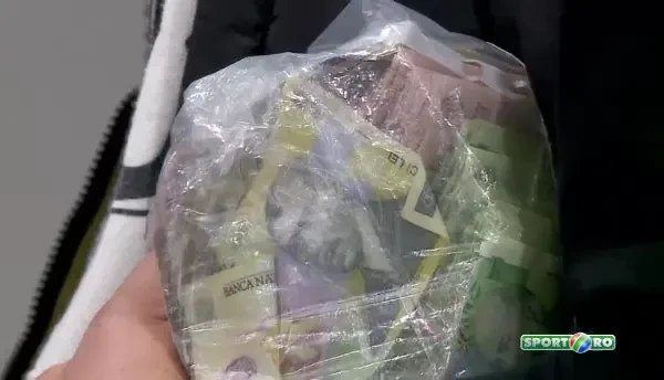 FANTASTIC: Gest unic in fotbalul romanesc! Fanii lui U au strans o PUNGA DE BANI pe care au dat-o jucatorilor, dupa 1-2 cu CFR! VIDEO: