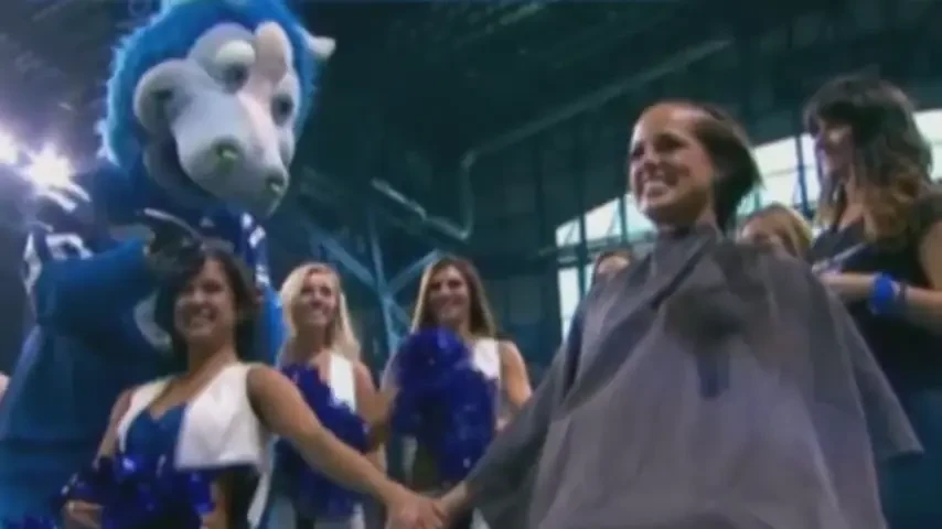 Moment EMOTIONANT in football! Majoretele s-au ras in cap la centrul terenului pentru antrenorul echipei! Gestul de 1 MILIARD de LIKE-uri: