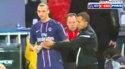 Moment haios intre Zlatan si al patrulea arbitru! REACTIA lui Zlatan cand a vrut sa-i ia sticla de apa de la gura! VIDEO