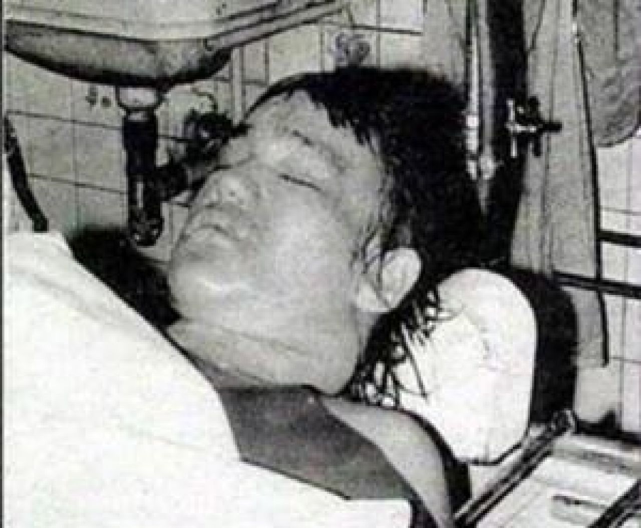 Misterul mortii lui Bruce Lee! Cele doua SUBSTANTE gasite in corpul sau: Una din ele o cumperi din farmacie, cealalta e ILEGALA:_3