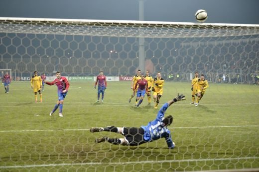 Ghici unde se afla mingea trimisa de Rusescu, din penalty? FOTO