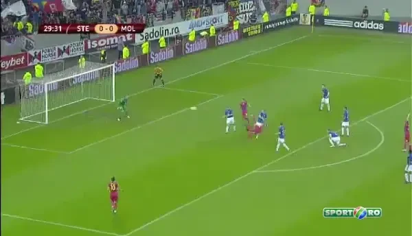 Foarfeca lui Chiriches din meciul cu Molde.