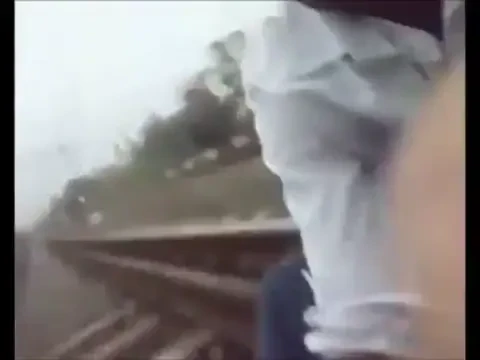 VIDEO HALUCINANT! Nebunul asta s-a aruncat sub un tren care venea cu viteza MAXIMA! Cel mai CURAJOS om din lume? Trebuie sa vezi asta!
