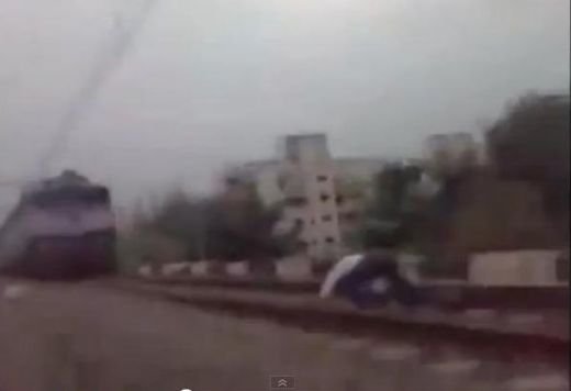VIDEO HALUCINANT! Nebunul asta s-a aruncat sub un tren care venea cu viteza MAXIMA! Cel mai CURAJOS om din lume? Trebuie sa vezi asta!