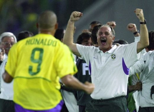 A fost zeu pentru 200 de milioane de oameni, acum este chemat sa scrie din nou istorie! Ultimul om care a adus un titlu mondial Braziliei, s-a intors! Galeria zilei:_3