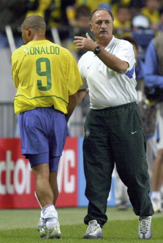 A fost zeu pentru 200 de milioane de oameni, acum este chemat sa scrie din nou istorie! Ultimul om care a adus un titlu mondial Braziliei, s-a intors! Galeria zilei:_4