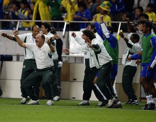 A fost zeu pentru 200 de milioane de oameni, acum este chemat sa scrie din nou istorie! Ultimul om care a adus un titlu mondial Braziliei, s-a intors! Galeria zilei:_10