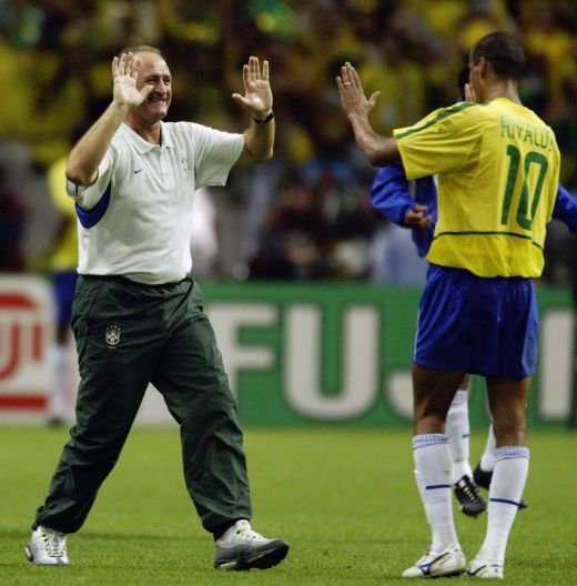 A fost zeu pentru 200 de milioane de oameni, acum este chemat sa scrie din nou istorie! Ultimul om care a adus un titlu mondial Braziliei, s-a intors! Galeria zilei:_11