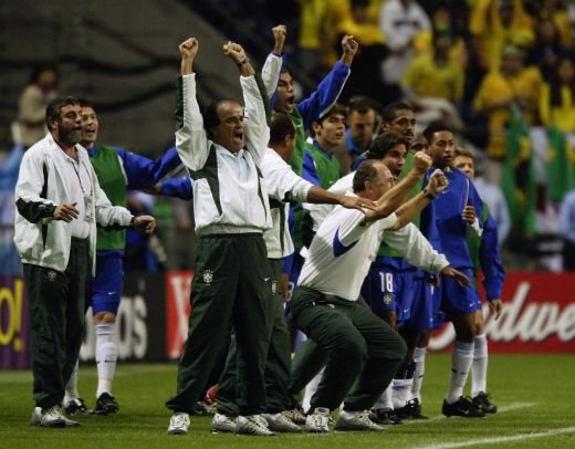 A fost zeu pentru 200 de milioane de oameni, acum este chemat sa scrie din nou istorie! Ultimul om care a adus un titlu mondial Braziliei, s-a intors! Galeria zilei:_12