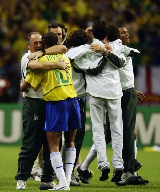 A fost zeu pentru 200 de milioane de oameni, acum este chemat sa scrie din nou istorie! Ultimul om care a adus un titlu mondial Braziliei, s-a intors! Galeria zilei:_13