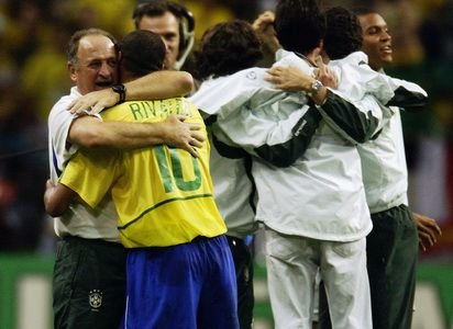 A fost zeu pentru 200 de milioane de oameni, acum este chemat sa scrie din nou istorie! Ultimul om care a adus un titlu mondial Braziliei, s-a intors! Galeria zilei:_14