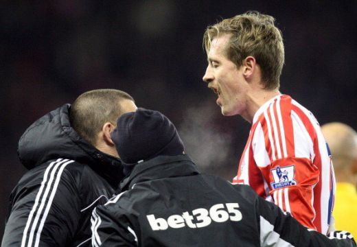 Peter Crouch si-a TUNAT zambetul! A pierdut doi dinti dupa un contact de K1: 