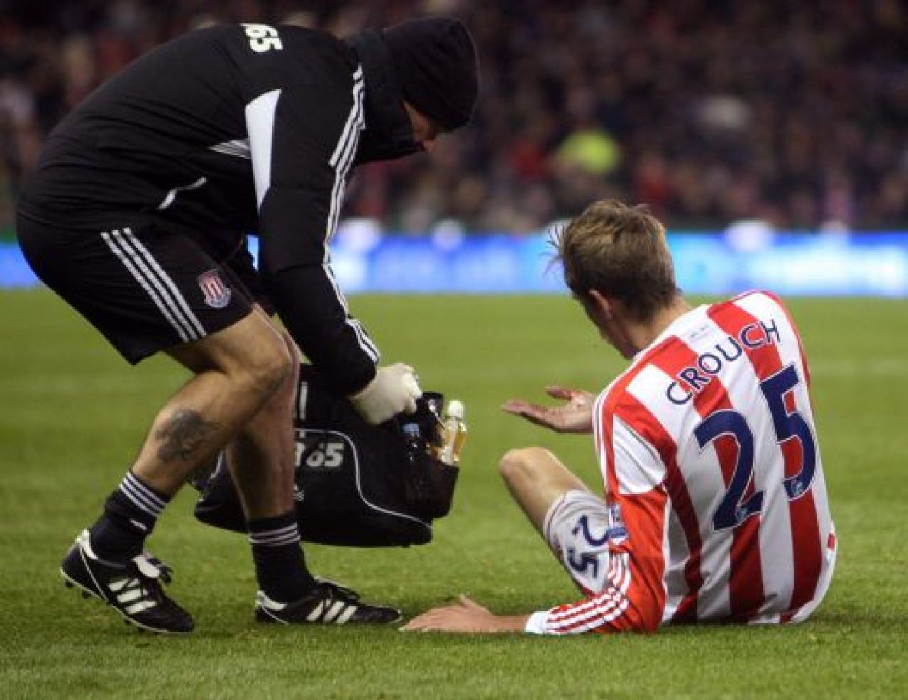 Peter Crouch si-a TUNAT zambetul! A pierdut doi dinti dupa un contact de K1:
