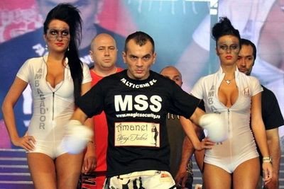 Pitbull Atodiresei Rupe Ringul La Onesti Se Bate Cu Titlul Mondial Pe Masa Vezi Cardul Galei Local Kombat