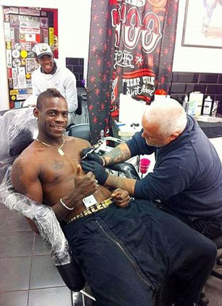 Balotelli e NEBUN! Si-a tatuat un citat din Genghis Khan: Sunt o pedeapsa a lui Dumnezeu... Vezi cum continua: