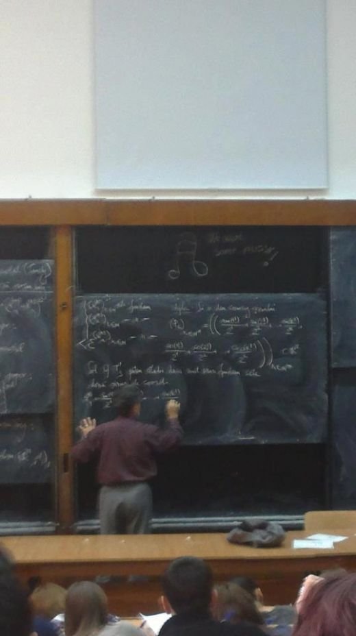 Obscenitate incredibila intr-o facultate din Bucuresti! Ce i-au desenat studentii profesorului e revoltator! Reactia acestuia cand a vazut: