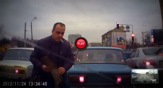 VIDEO Ti se poate intampla si tie! Cum s-a razbunat un rus dupa ce a ramas fara oglinda in trafic!