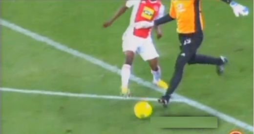 El este cel mai PENIBIL portar pe care l-ai vazut vreodata! S-a facut de ras in doua meciuri consecutive! VIDEO