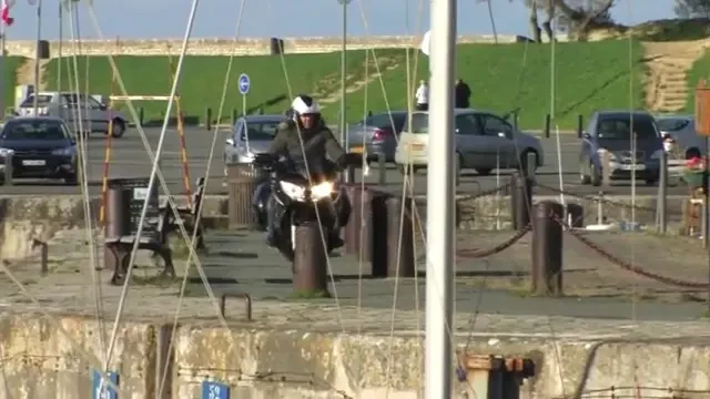 VIDEO Cel mai NEGRU cosmar! A cazul cu motorul de pe FALEZA in timp ce il testa! Vezi ce a patit: