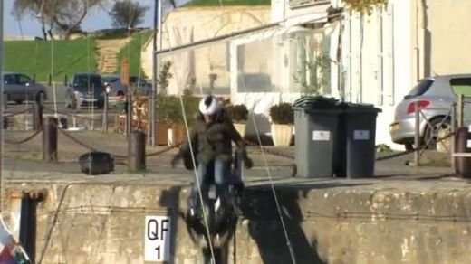 VIDEO Cel mai NEGRU cosmar! A cazul cu motorul de pe FALEZA in timp ce il testa! Vezi ce a patit: