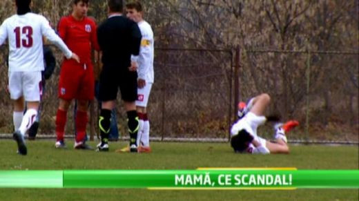 VIDEO Scene INCREDIBILE la juniorii de la Steaua - Rapid! O mama a intrat pe teren si a amenintat un jucator! Galeria Rapidului a vrut sa-i bata pe stelisti!