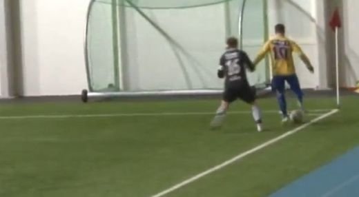 VIDEO: Un ANONIM a furat o faza SENZATIONALA de la Ronaldinho! Dribling MAGIC cu calcaiul! Cum si-a umilit un adversar pe teren