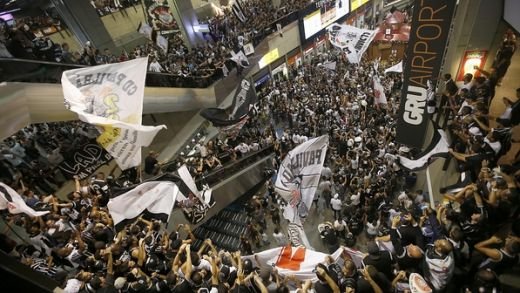 Imaginile care te lasa fara aer: 15.000 de fani ai lui Corinthians au BLOCAT un aeroportul! Cum a trecut autocarul echipei: VIDEO