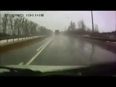 VIDEO COSMAR de nedescris pe sosea! Ai grija ce melodie asculti, ca o poti pati! Cum s-a trezit intre doua CAMIOANE de mare tonaj!