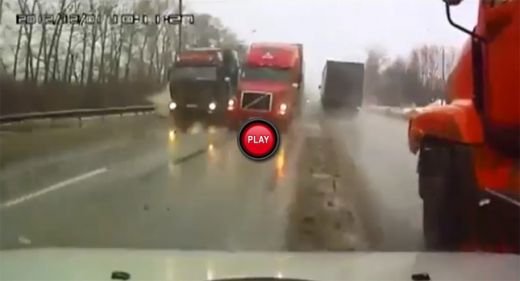 VIDEO COSMAR de nedescris pe sosea! Ai grija ce melodie asculti, ca o poti pati! Cum s-a trezit intre doua CAMIOANE de mare tonaj!