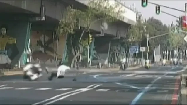 VIDEO Politistul mult prea grabit! A incalcat legea si a ZBURAT de pe motor! Imaginile care au SOCAT o tara intreaga!