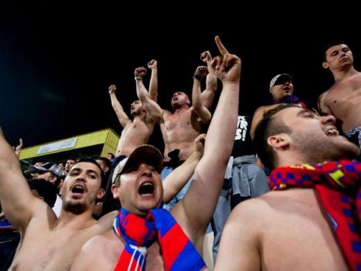 VIDEO: Fanii Stelei s-au batut la aeroport! UPDATE: 2 stelisti au fost retinuti si risca PUSCARIA! De la ce a plecat totul: