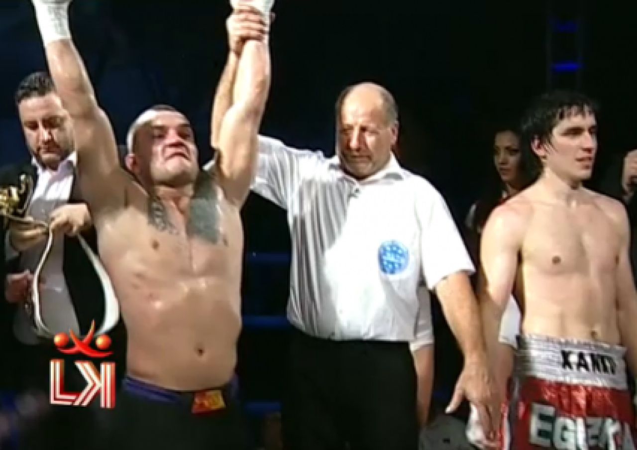 PITBULL Atodiresei este CAMPION MONDIAL! Colosul Lungu si adversarul sau AU CAZUT DIN RING! VIDEO Vezi toate fazele aici:_3