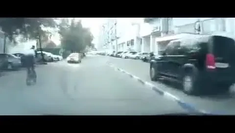 VIDEO Intrebare de 100 de puncte! Ce a incercat sa faca biciclistul din imagini? :)