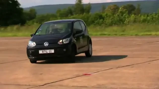 VIDEO Record MONDIAL! Cea mai tare parcare paralela din lume! S-a descurcat GENIAL cu doar 14 centimetri!