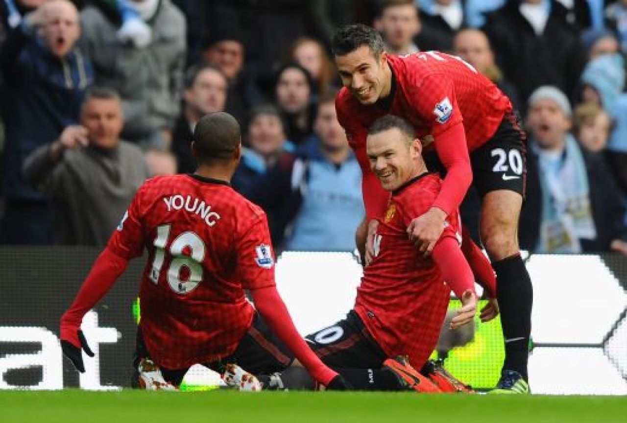 Live BLOG 3 in 1! Man. City 2-3 Man. United! City a revenit de la 0-2, Van Persie a adus victoria in prelungiri! Inter castiga cu Napoli, 2-1! Vezi toate derby-urile din weekend:_4