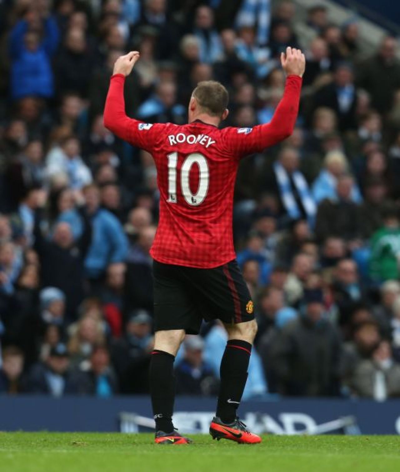 Incidente grave la derby-ul din Manchester! United a castigat in prelungiri, Ferdinand a fost lovit in figura! Un fan a intrat pe teren! Click AICI pentru VIDEO si FOTO:_2