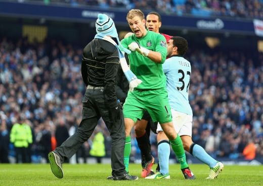 Incidente grave la derby-ul din Manchester! United a castigat in prelungiri, Ferdinand a fost lovit in figura! Un fan a intrat pe teren! Click AICI pentru VIDEO si FOTO:_3