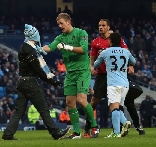 Incidente grave la derby-ul din Manchester! United a castigat in prelungiri, Ferdinand a fost lovit in figura! Un fan a intrat pe teren! Click AICI pentru VIDEO si FOTO:_5