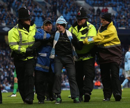 Incidente grave la derby-ul din Manchester! United a castigat in prelungiri, Ferdinand a fost lovit in figura! Un fan a intrat pe teren! Click AICI pentru VIDEO si FOTO:_6