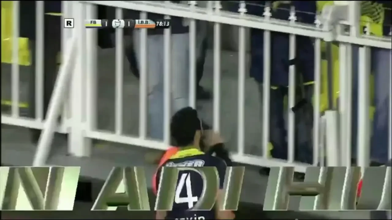 Momentul ANULUI in fotbal! Make love, not war! Un jucator a fost sarutat de un fan dupa un gol! INCREDIBIL! Ce a decis arbitrul dupa momentul de tandrete: VIDEO