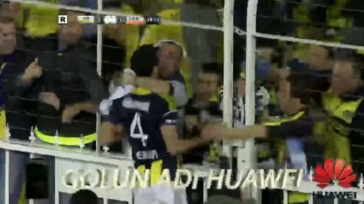 Momentul ANULUI in fotbal! Make love, not war! Ce a patit un jucator cand s-a bucurat cu fanii e INCREDIBIL! Decizia arbitrului l-a lasat apoi masca: VIDEO