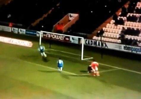 Nici Mr Bean nu ar fi reusit asa ceva! Faza de cascadorii rasului in Anglia! Un autogol cum nu ai mai vazut vreodata: VIDEO