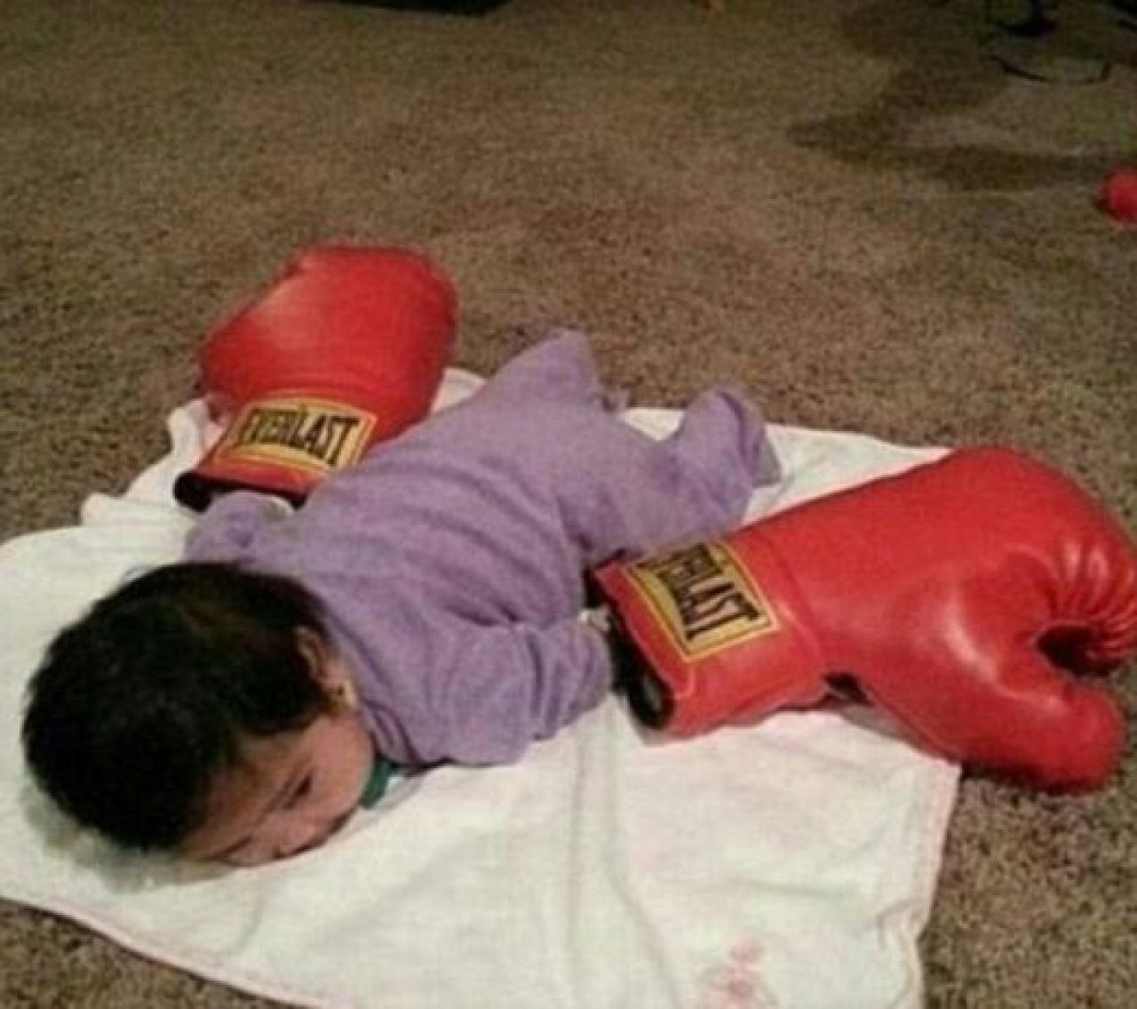 Manny Pacquiao a fost luat la misto! :) Cele mai frumoase 'caderi' din lume! Vezi cele mai tari poze cu oamenii care-l imita! FOTO:_1