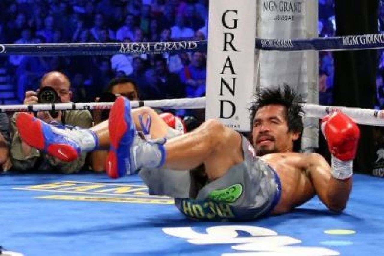 Manny Pacquiao a fost luat la misto! :) Cele mai frumoase 'caderi' din lume! Vezi cele mai tari poze cu oamenii care-l imita! FOTO:_7