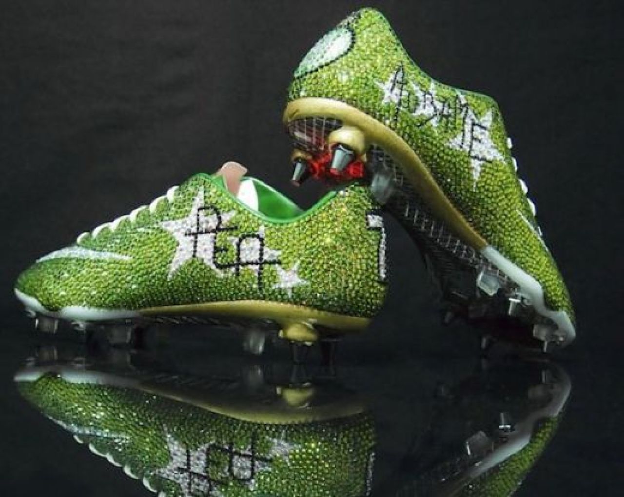 AROGANTA asta nu si-au permis-o nici Cristiano Ronaldo, nici Balotelli! Primul jucator cu ghete impodobite cu 4000 de cristale Swarovski! Ghicesti cat costa?_1